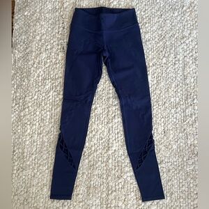 🩷SALE🩷 ALO navy leggings with cutout detail